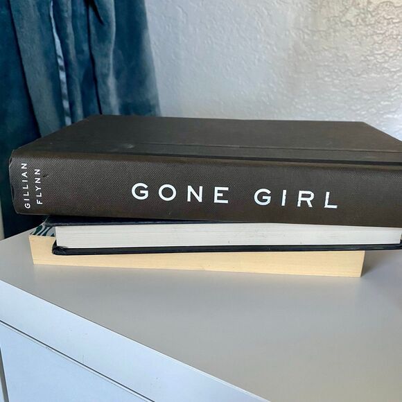 2012 First Edition Hardcover Book "Gone Girl" by Gillian Flynn - Picture 5 of 5